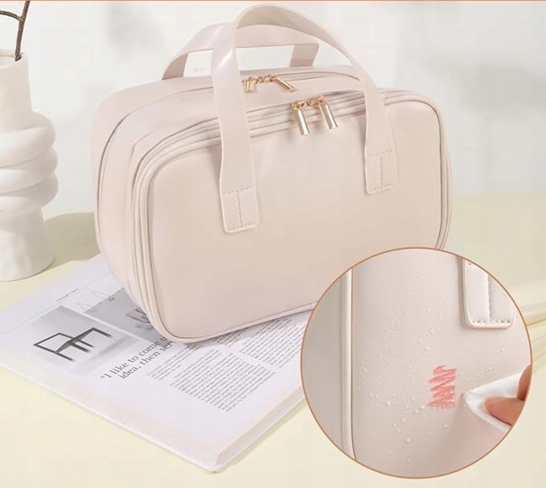 Elegancka jasno różowa kosmetyczka w stylu torebki z rączkami