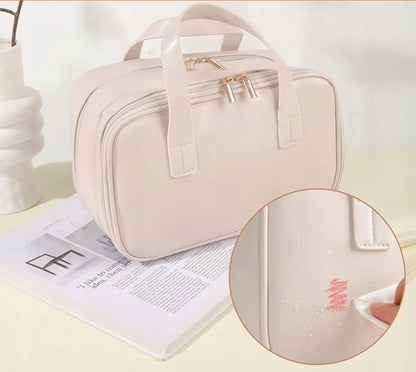 Elegancka jasno różowa kosmetyczka w stylu torebki z rączkami